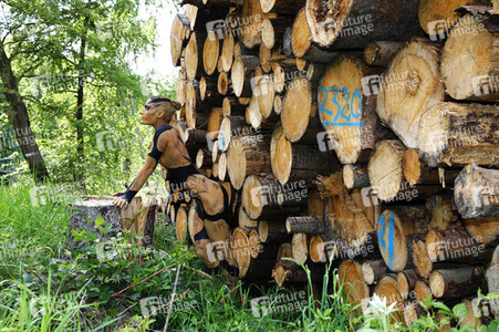 NATURE ART: Holzstapel / Wood Pile Bodypainting