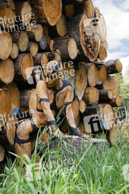 NATURE ART: Holzstapel / Wood Pile Bodypainting