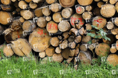 NATURE ART: Holzstapel / Wood Pile Bodypainting