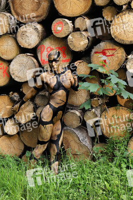 NATURE ART: Holzstapel / Wood Pile Bodypainting