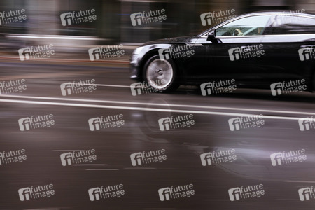 Symbolfoto Regennasse Fahrbahn