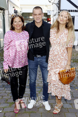 'Golden Things meets Pink Carpet' Pre-Closing Finissage in Hamburg