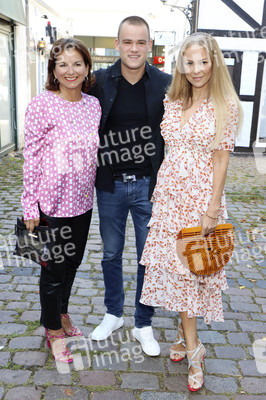 'Golden Things meets Pink Carpet' Pre-Closing Finissage in Hamburg