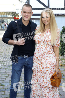 'Golden Things meets Pink Carpet' Pre-Closing Finissage in Hamburg