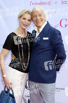 'Golden Things meets Pink Carpet' Pre-Closing Finissage in Hamburg