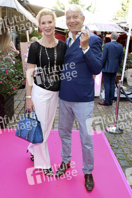 'Golden Things meets Pink Carpet' Pre-Closing Finissage in Hamburg