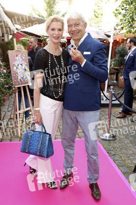'Golden Things meets Pink Carpet' Pre-Closing Finissage in Hamburg