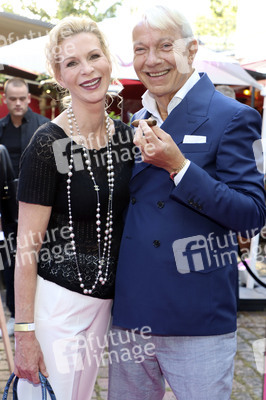 'Golden Things meets Pink Carpet' Pre-Closing Finissage in Hamburg