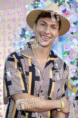 'Golden Things meets Pink Carpet' Pre-Closing Finissage in Hamburg