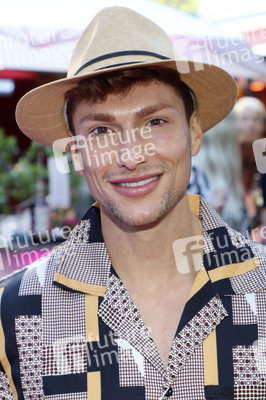 'Golden Things meets Pink Carpet' Pre-Closing Finissage in Hamburg