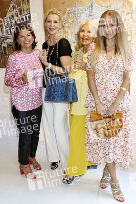 'Golden Things meets Pink Carpet' Pre-Closing Finissage in Hamburg