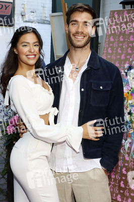 'Golden Things meets Pink Carpet' Pre-Closing Finissage in Hamburg