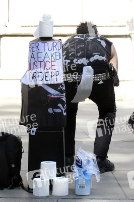 Johnny Depp vor dem High Court in London