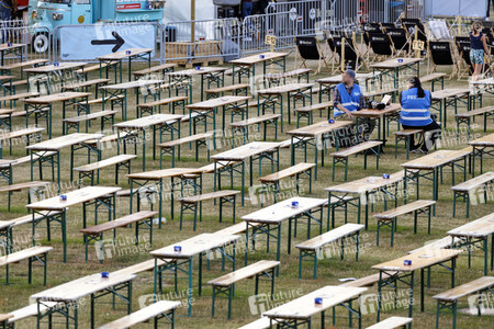 Symbolfoto: Leere Stuhlreihen