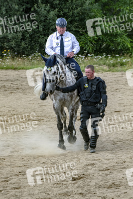 Ministerpräsident Michael Kretschmer zu Besuch bei Polizei-Reiterstaffel in Radeberg
