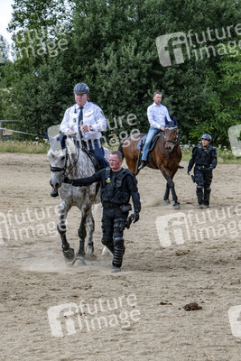 Ministerpräsident Michael Kretschmer zu Besuch bei Polizei-Reiterstaffel in Radeberg