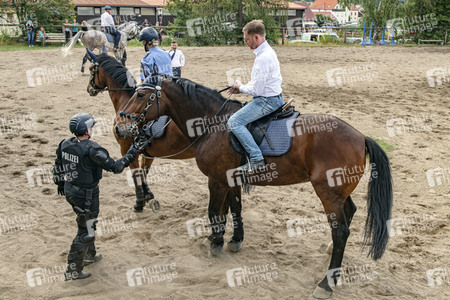 Ministerpräsident Michael Kretschmer zu Besuch bei Polizei-Reiterstaffel in Radeberg