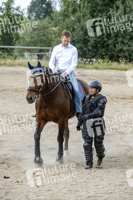 Ministerpräsident Michael Kretschmer zu Besuch bei Polizei-Reiterstaffel in Radeberg