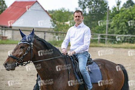 Ministerpräsident Michael Kretschmer zu Besuch bei Polizei-Reiterstaffel in Radeberg