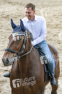 Ministerpräsident Michael Kretschmer zu Besuch bei Polizei-Reiterstaffel in Radeberg