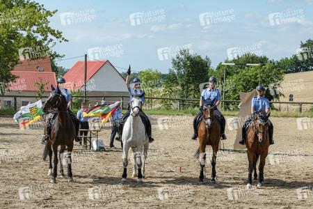 Ministerpräsident Michael Kretschmer zu Besuch bei Polizei-Reiterstaffel in Radeberg