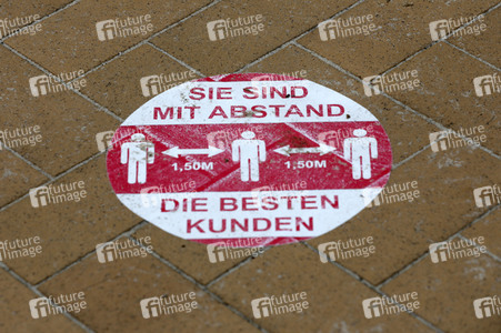Symbolfoto Abstand halten