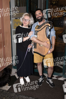 Veronika von Quast singt und spricht 'Bayerische G'schichten' in München