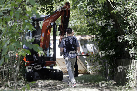 Ermittlungen des BKA im Fall Maddie McCann in einem Schrebergarten in Seelze