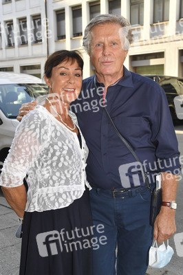 Theaterpremiere 'Schwiegermutter und andere Bosheiten' in München