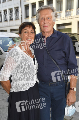 Theaterpremiere 'Schwiegermutter und andere Bosheiten' in München