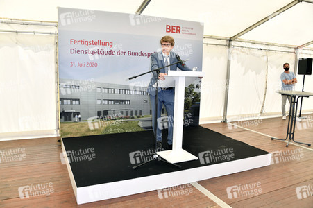 Fototermin zur Fertigstellung des Dienstgebäudes der Bundespolizei am BER in Berlin