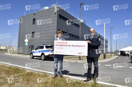 Fototermin zur Fertigstellung des Dienstgebäudes der Bundespolizei am BER in Berlin