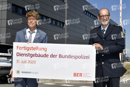 Fototermin zur Fertigstellung des Dienstgebäudes der Bundespolizei am BER in Berlin