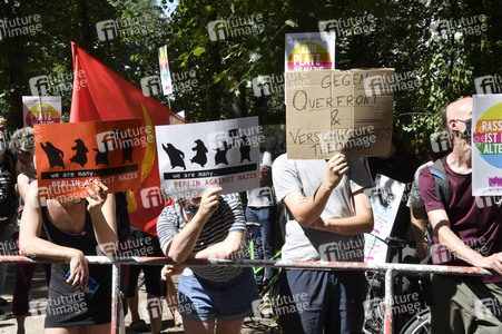 Gegendemo zum Protest gegen die Corona-Maßnahmen in Berlin