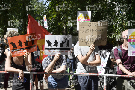 Gegendemo zum Protest gegen die Corona-Maßnahmen in Berlin