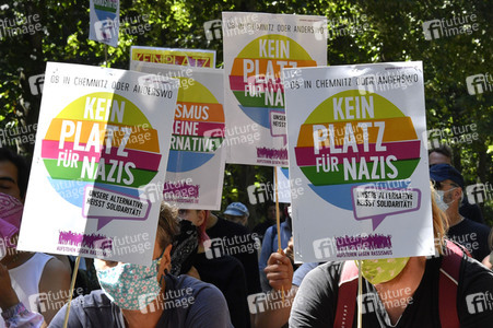 Gegendemo zum Protest gegen die Corona-Maßnahmen in Berlin