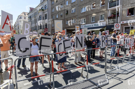 Gegendemo zum Protest gegen die Corona-Maßnahmen in Berlin