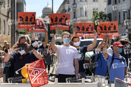 Gegendemo zum Protest gegen die Corona-Maßnahmen in Berlin