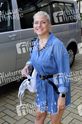 Ankünfte zur Aufzeichnung der TV Show 'Die Roland Kaiser Show: Liebe kann uns retten' in Leipzig