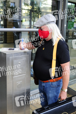 Ankünfte zur Aufzeichnung der TV Show 'Die Roland Kaiser Show: Liebe kann uns retten' in Leipzig