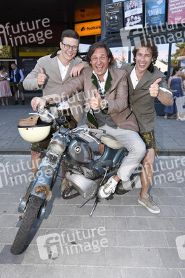 Filmpremiere 'Ausgrissn! In der Lederhosn nach Las Vegas' in Erding