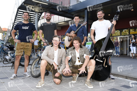 Filmpremiere 'Ausgrissn! In der Lederhosn nach Las Vegas' in Erding