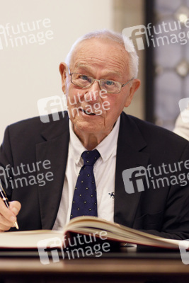 Armin Maiwald beim Eintrag ins Gästebuch der Stadt Köln