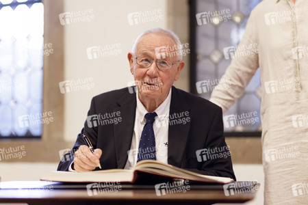 Armin Maiwald beim Eintrag ins Gästebuch der Stadt Köln