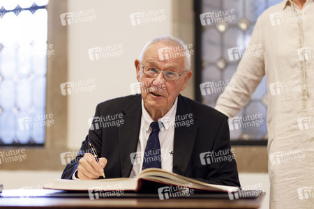 Armin Maiwald beim Eintrag ins Gästebuch der Stadt Köln