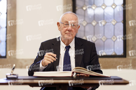 Armin Maiwald beim Eintrag ins Gästebuch der Stadt Köln