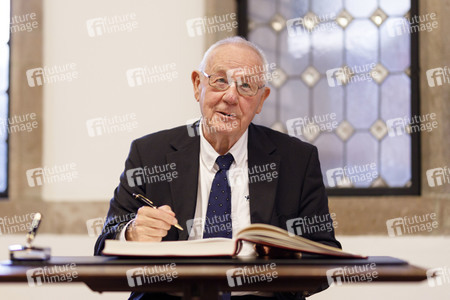 Armin Maiwald beim Eintrag ins Gästebuch der Stadt Köln