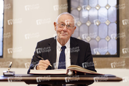 Armin Maiwald beim Eintrag ins Gästebuch der Stadt Köln