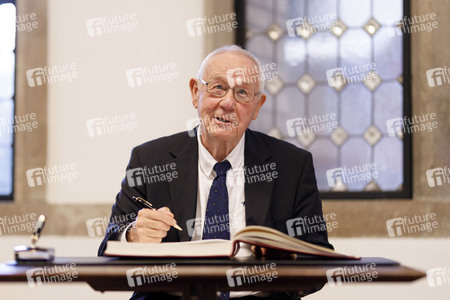 Armin Maiwald beim Eintrag ins Gästebuch der Stadt Köln