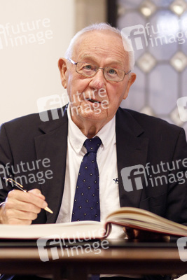 Armin Maiwald beim Eintrag ins Gästebuch der Stadt Köln